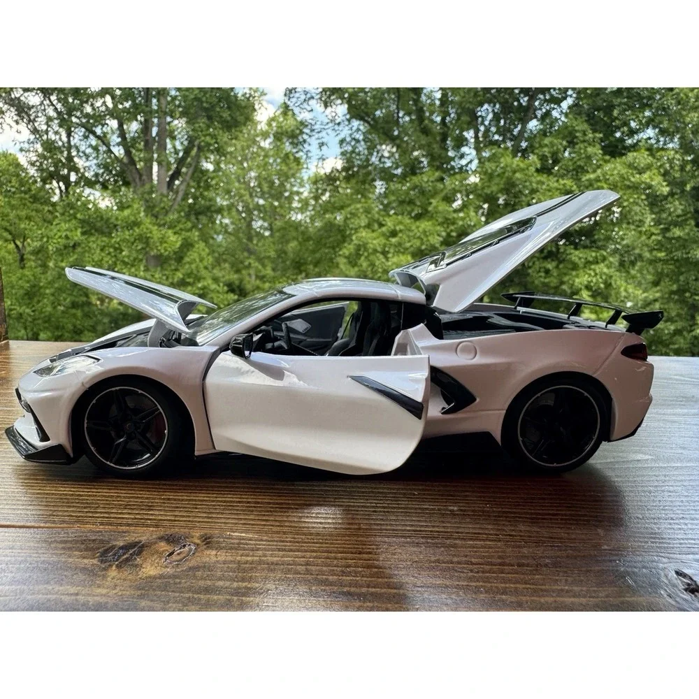 2020 Chevrolet Corvette Stingray C8 White Black Stripe 1:18 Maisto Diecast